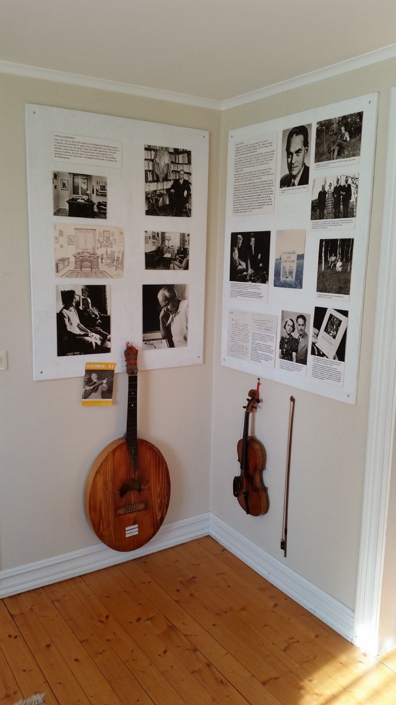I denna hörna av museet har samlats instrument och bilder som visar Jans musikaliska ådra. Han uppträdde gärna och spelade både dragspel och fiol och sjöng visor. 
